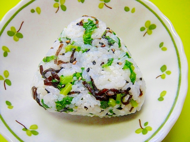 大根の葉と塩昆布黒ごまのおにぎりの写真