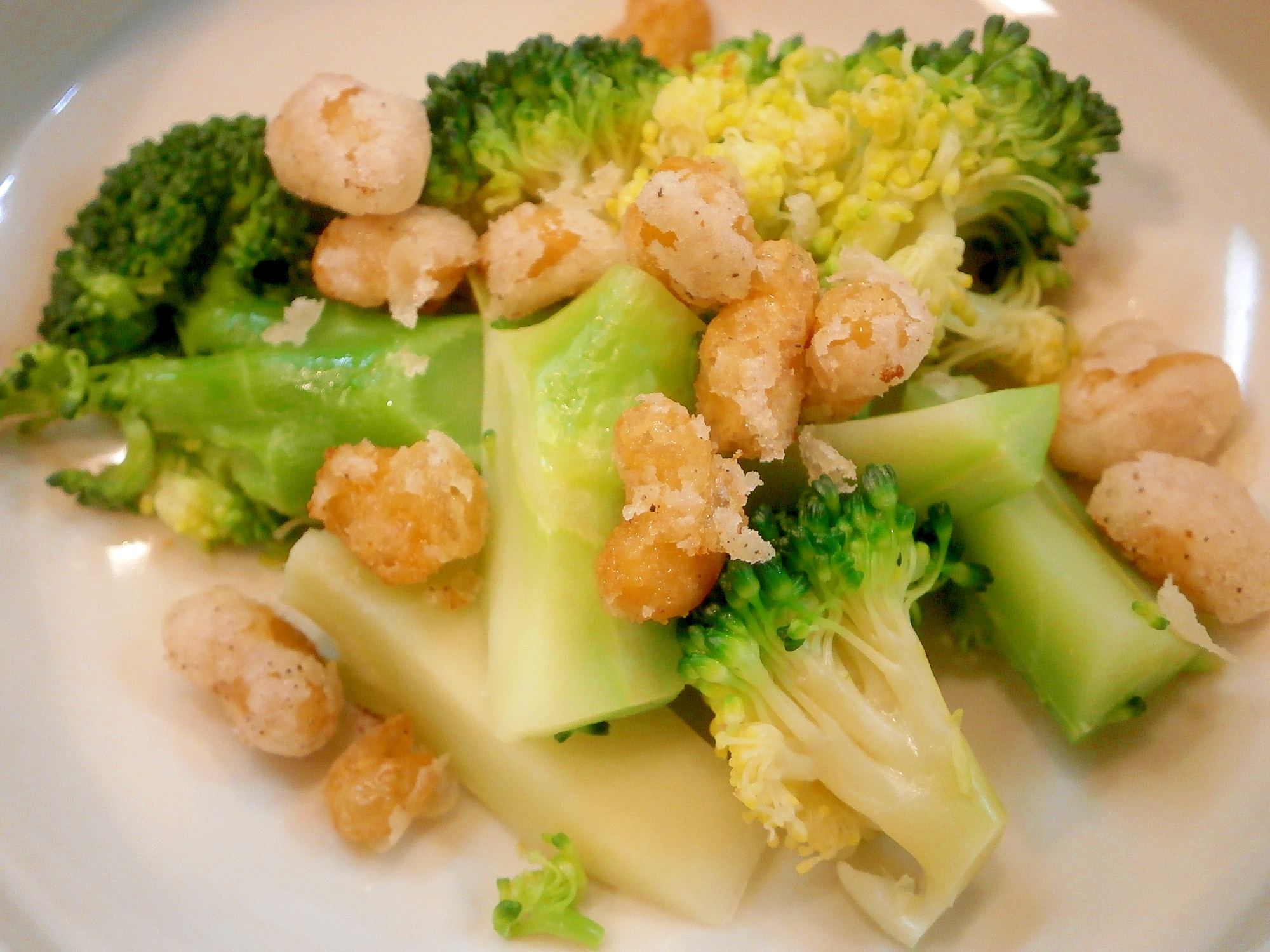 ブロッコリーと揚げ大豆のサラダの写真