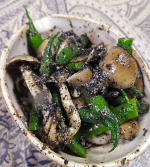 インゲンしめじの黒胡麻和えの写真