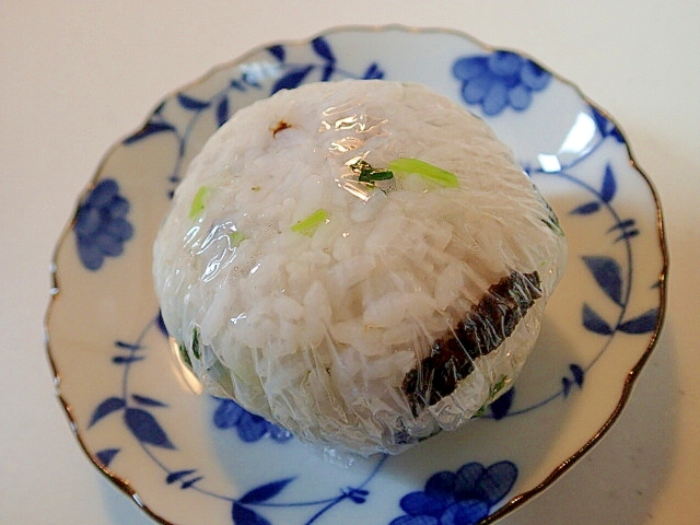 大根の葉と海苔のおにぎりの写真