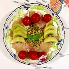 パッションフルーツとキウイも入れて、サラダ
