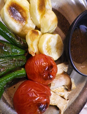 焼きトマトじゃがピーマンのアンチョビソース添えの写真