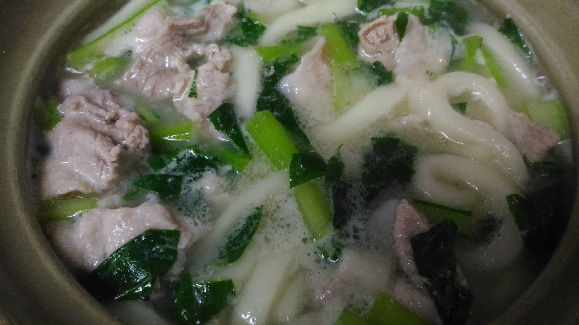 小松菜と豚肉の味噌煮込みうどんの写真