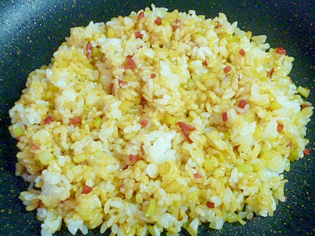 簡単♪節約♪ブロッコリーの芯とサラミの焼き飯の写真