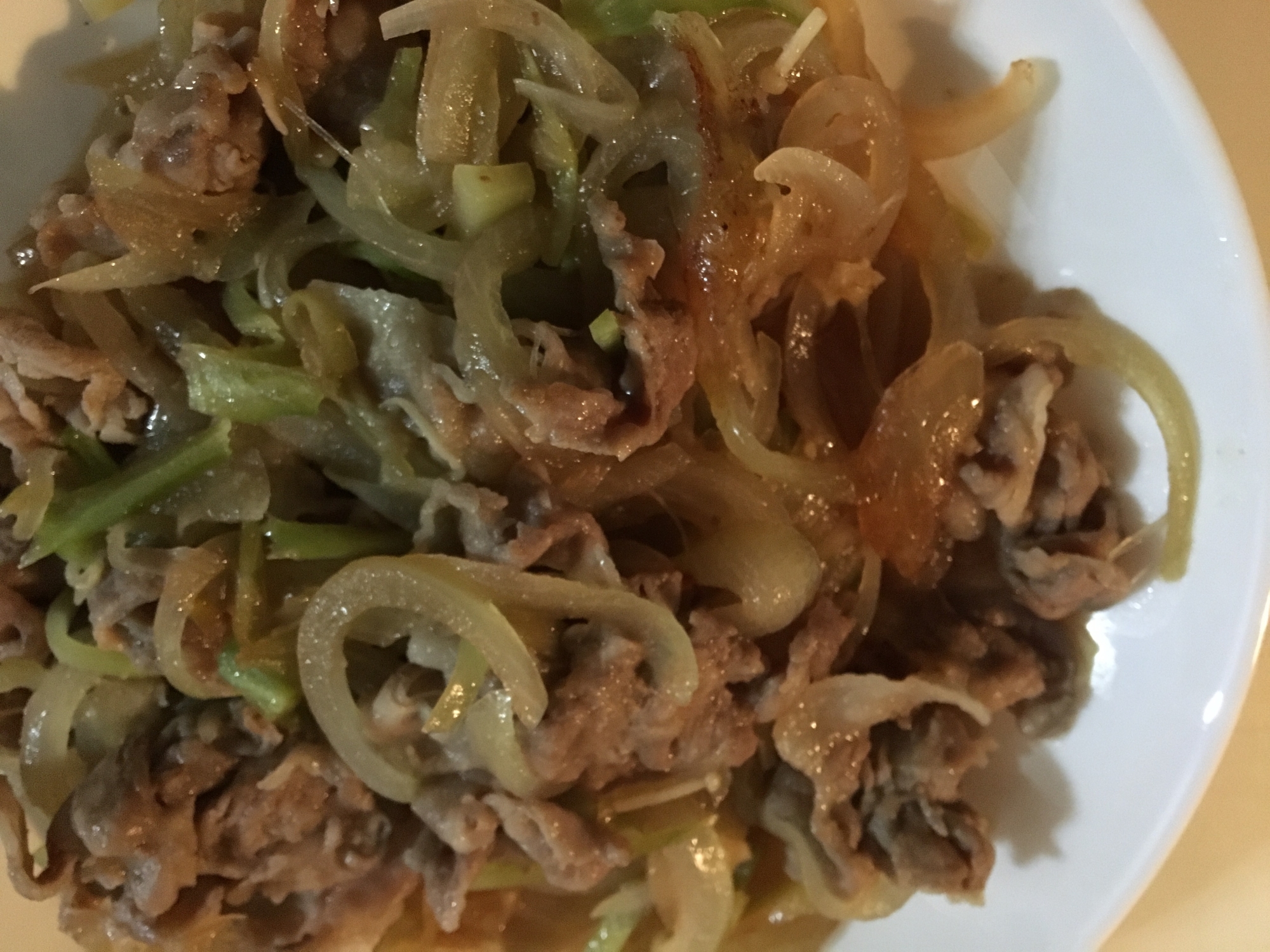 ブロッコリーの茎入り牛肉と玉ねぎ炒めの写真