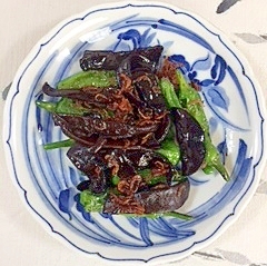 ししとうときくらげの炒め物の写真
