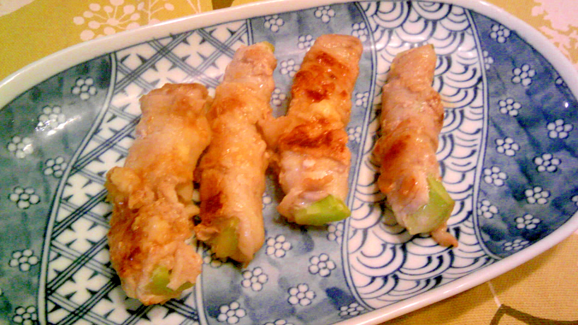 ブロッコリーの茎の豚バラ巻き焼き、生姜風味の写真