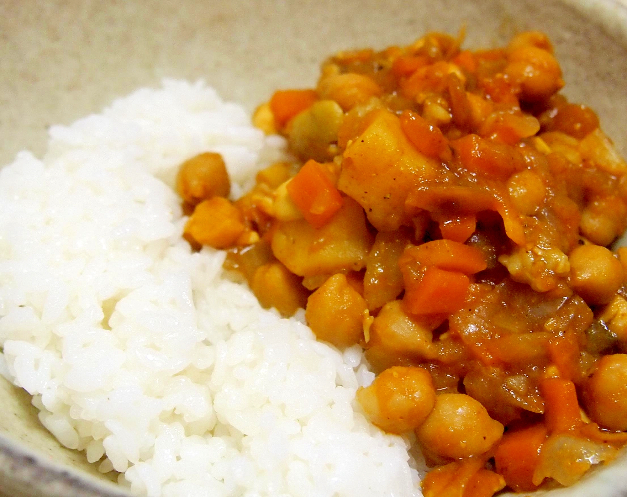 たっぷり根菜とヒヨコマメのカレーの写真