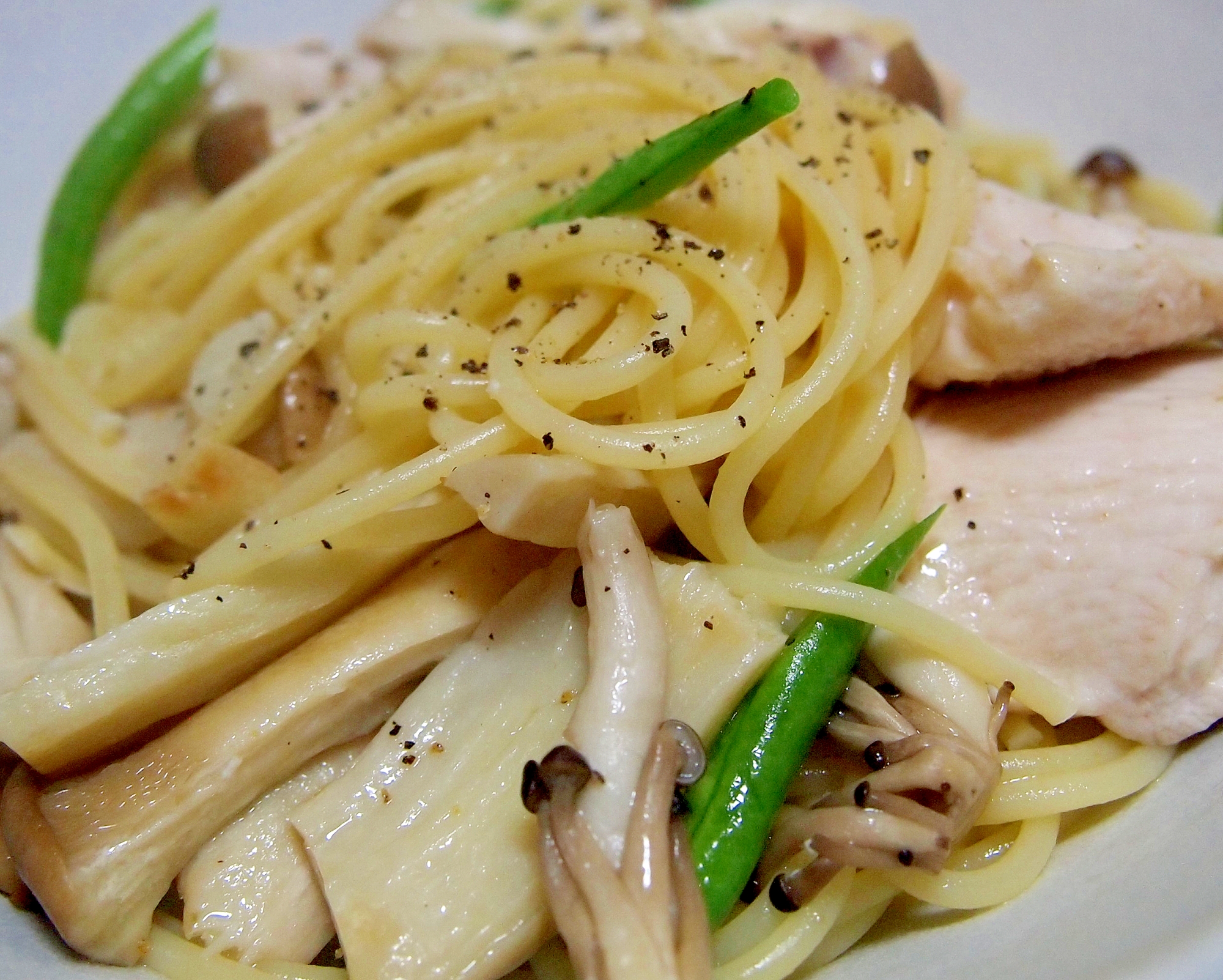 鶏むね肉といんげんときのこのパスタの写真