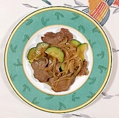 牛タンとズッキーニの炒め物の写真