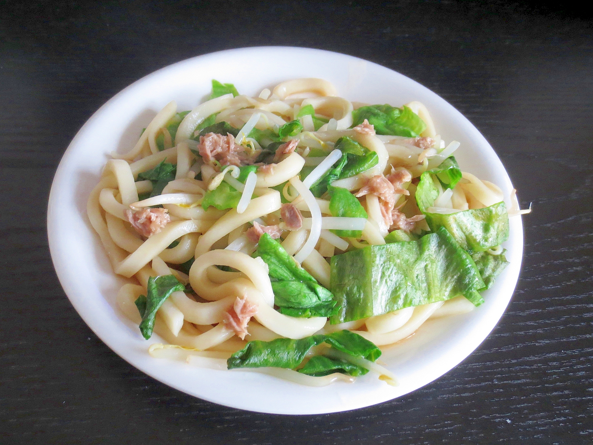 外葉活用！レタスとツナの焼きうどんの写真