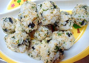 手づかみ食べに最適！栄養たっぷりコロコロおにぎりの写真