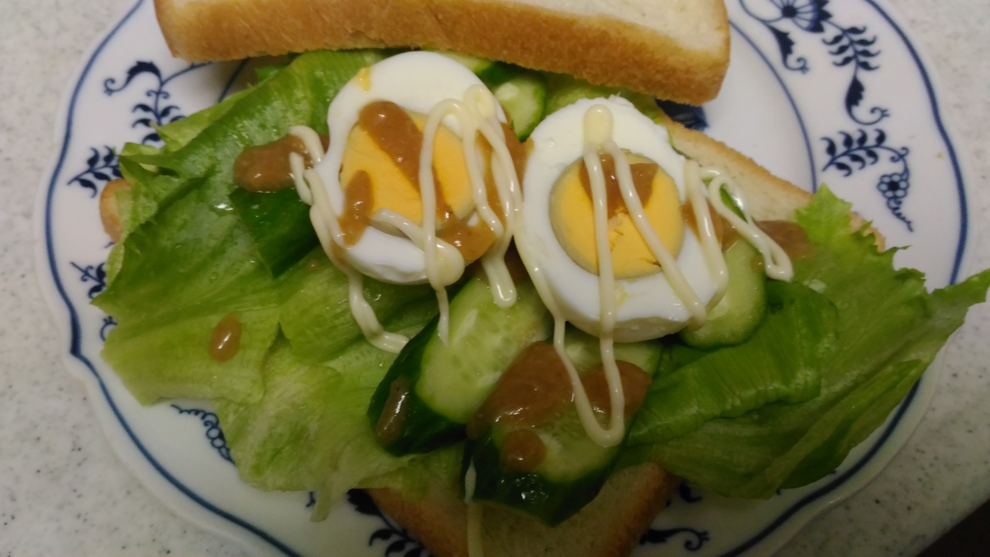 レタスと胡瓜、ゆで卵の胡麻味噌サンドの写真