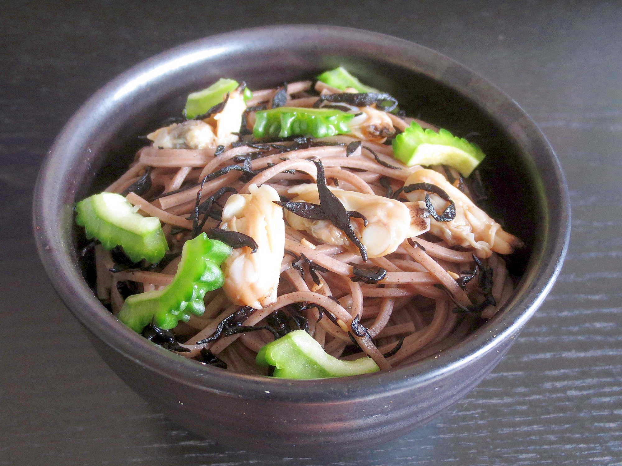 ゴーヤと磯の香りの蕎麦の写真