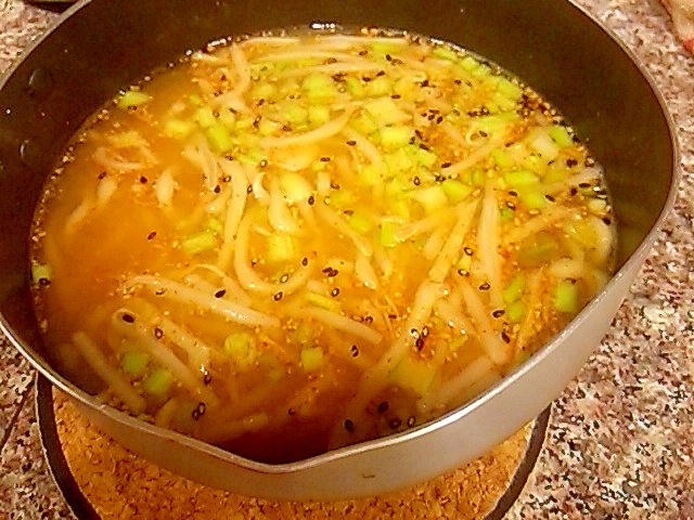 皮ごとごぼうとかぶの葉の味噌ラーメンの写真