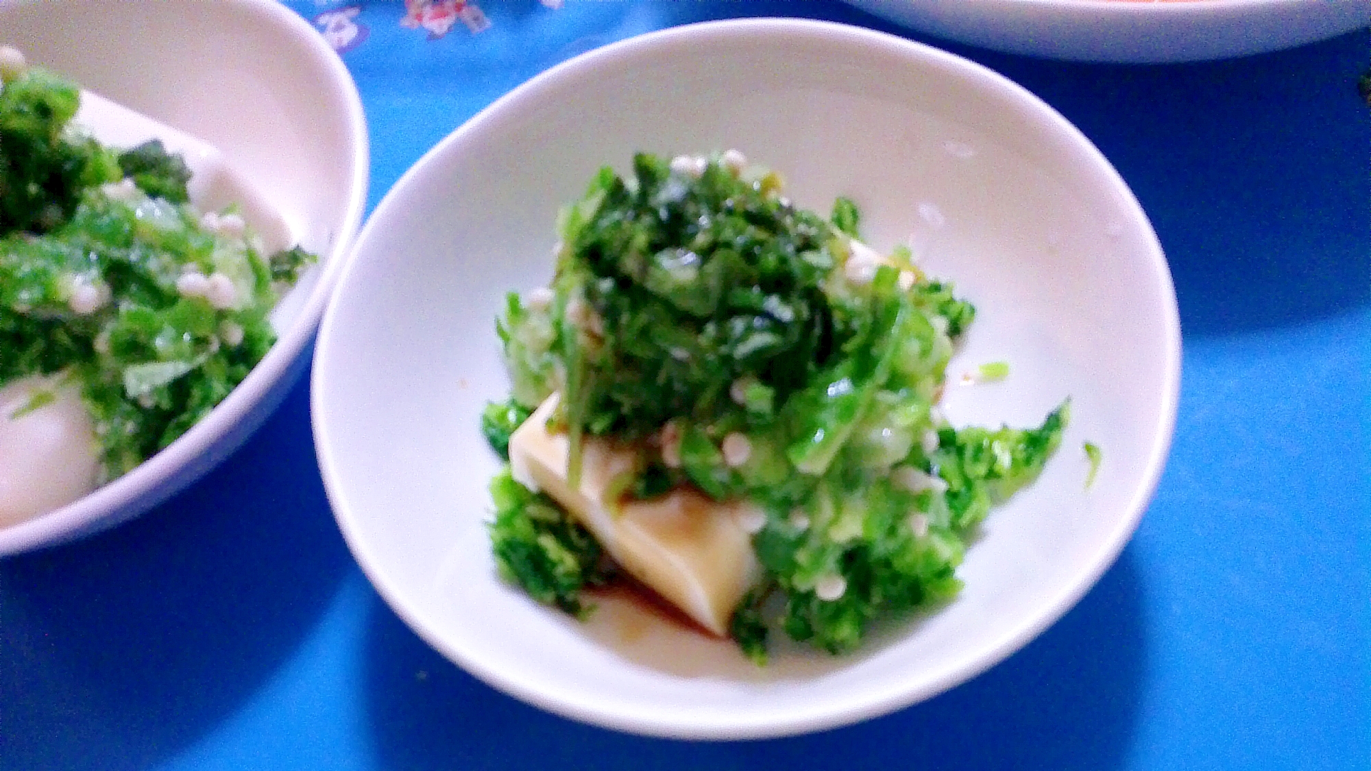 オクラと豆苗と大葉の冷奴の写真