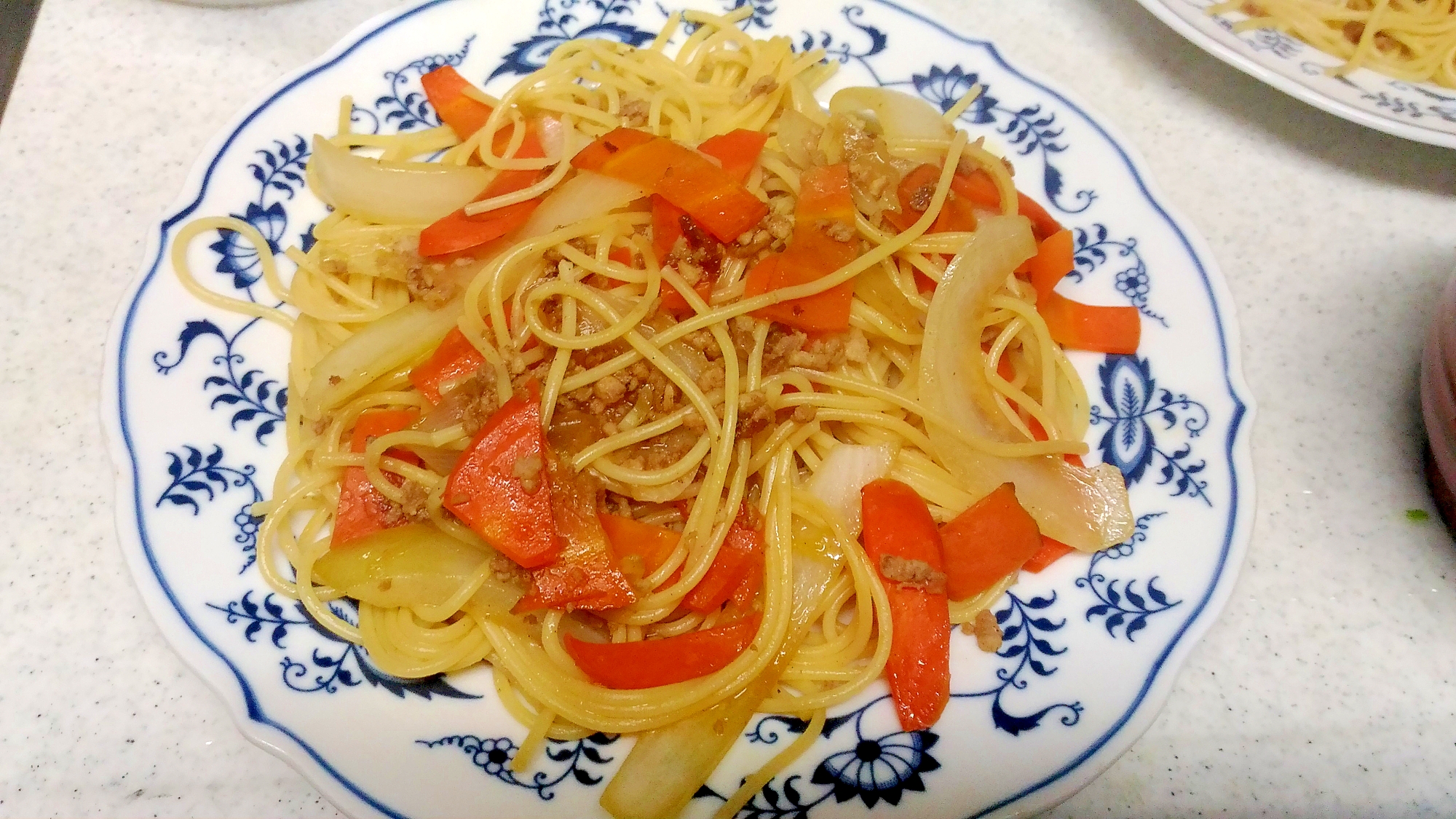 人参と玉葱、豚挽き肉の和風パスタ　生姜風味の写真