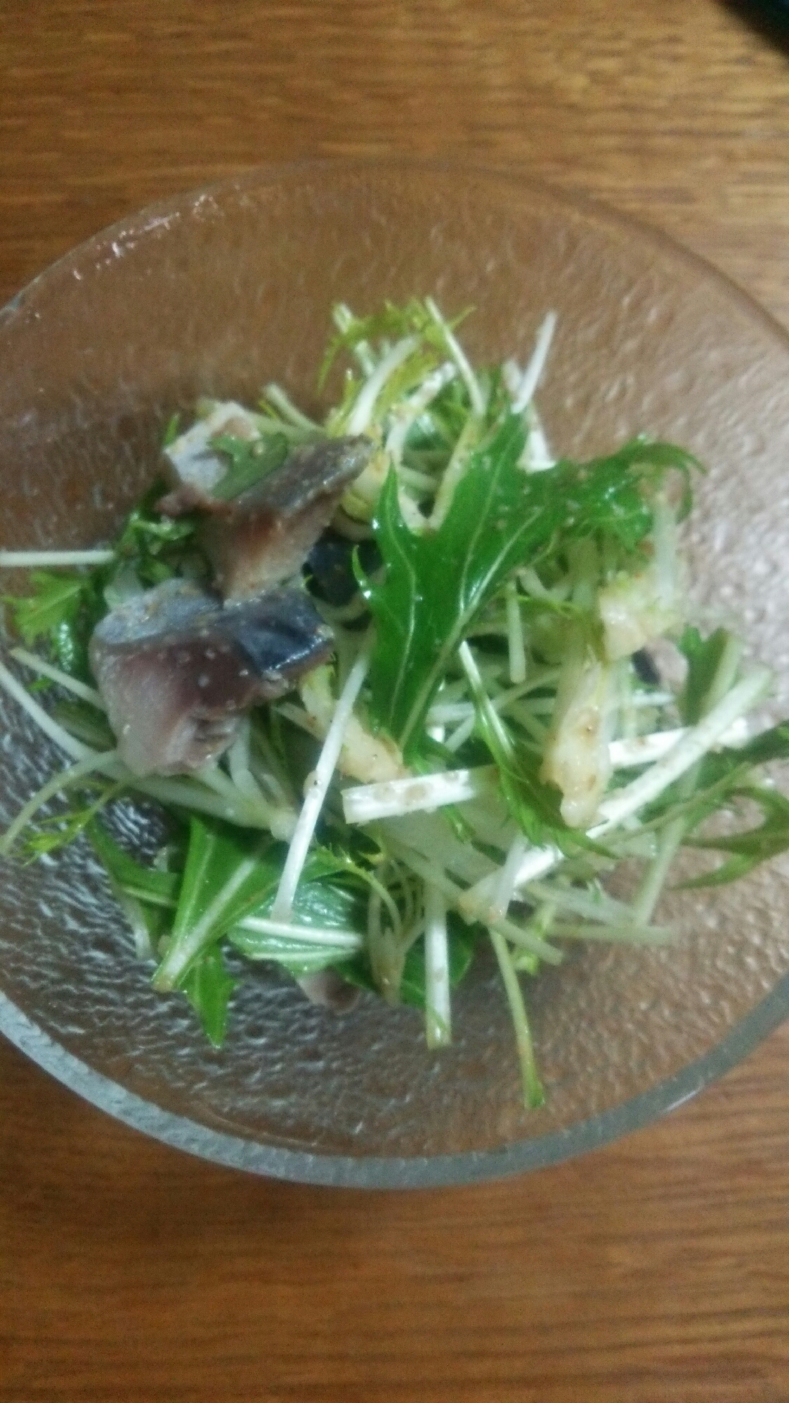 〆鯖と水菜のサラダの写真