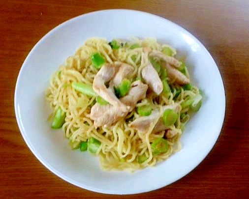 ブロッコリー茎とむね肉の塩やきそばの写真