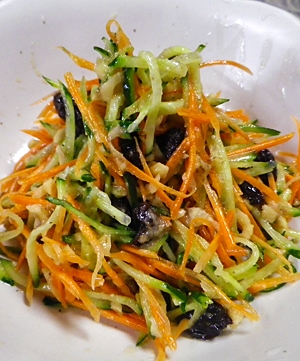 人参キュウリの胡桃レーズン蜂蜜あえの写真