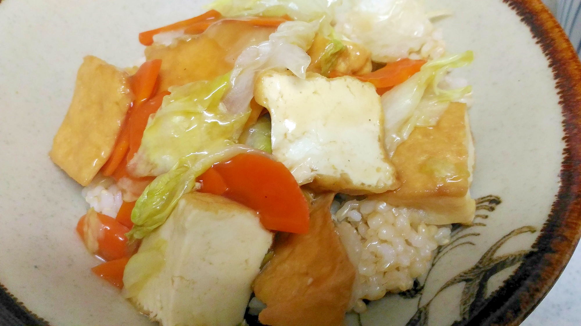 レタスと厚揚げ、人参の甘酢丼の写真