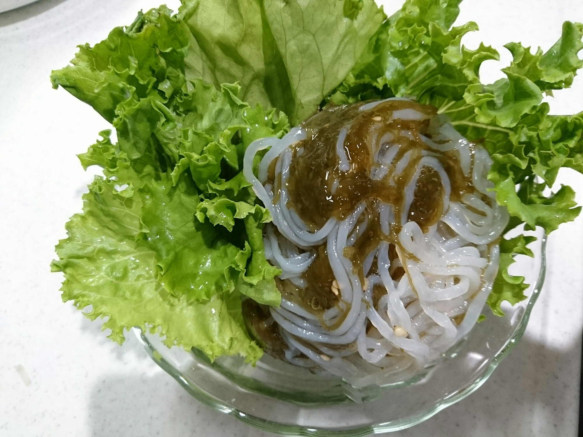 レタスとはるさめともずくのサラダの写真