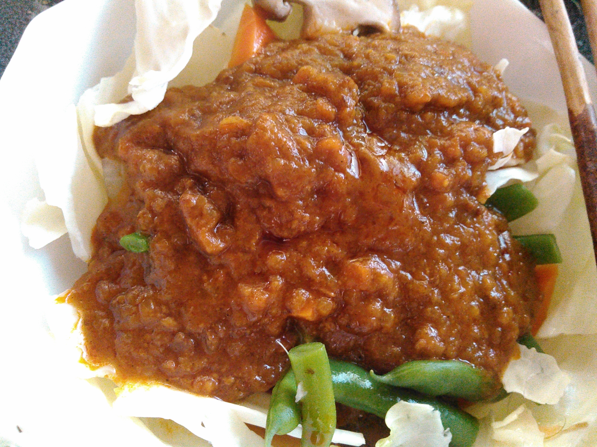 野菜のカレー風味ミートソースがけの写真