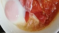 トマトと卵のコンソメ蒸しの写真