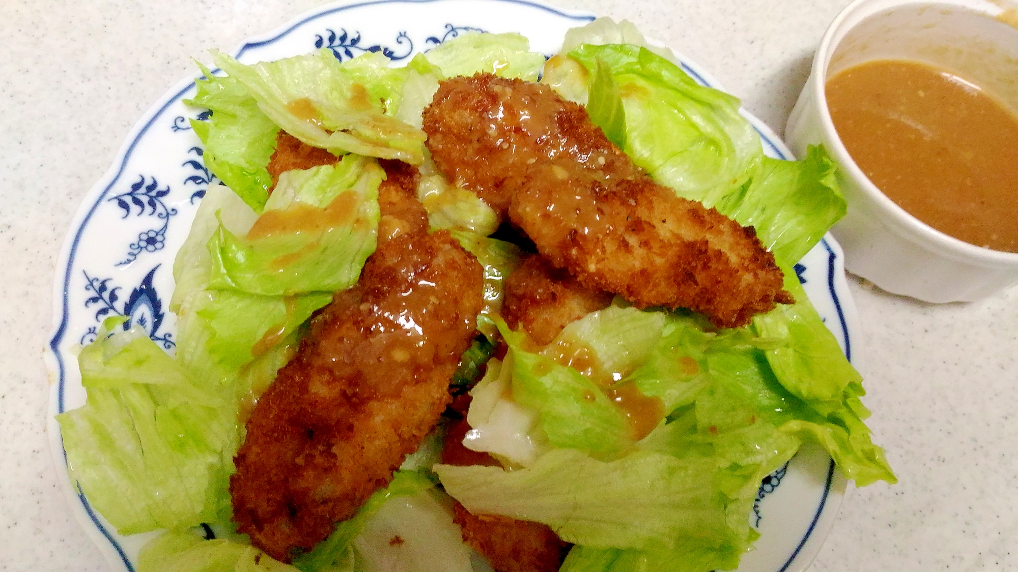 手羽先とレタスの胡麻味噌サラダの写真