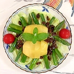 レタス 、グリーンアスパラ、キウイのサラダの写真