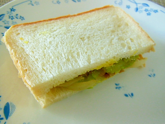 セロリと玉ねぎのツナ炒めサンド♪の写真