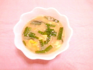 ニラと玉葱の豆乳かきたま味噌スープの写真