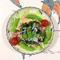 ロースハムと海藻サラダを入れて、サラダの写真