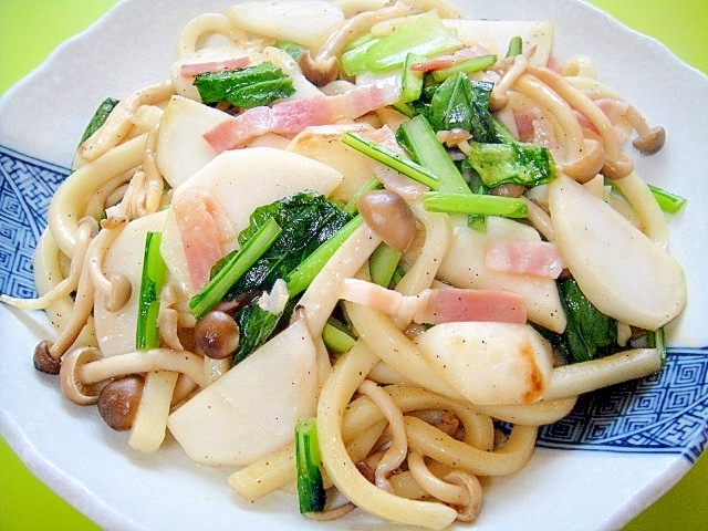 カブとベーコンしめじの和風焼きうどんの写真