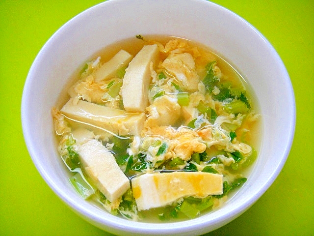 高野豆腐と大根の葉卵のスープの写真