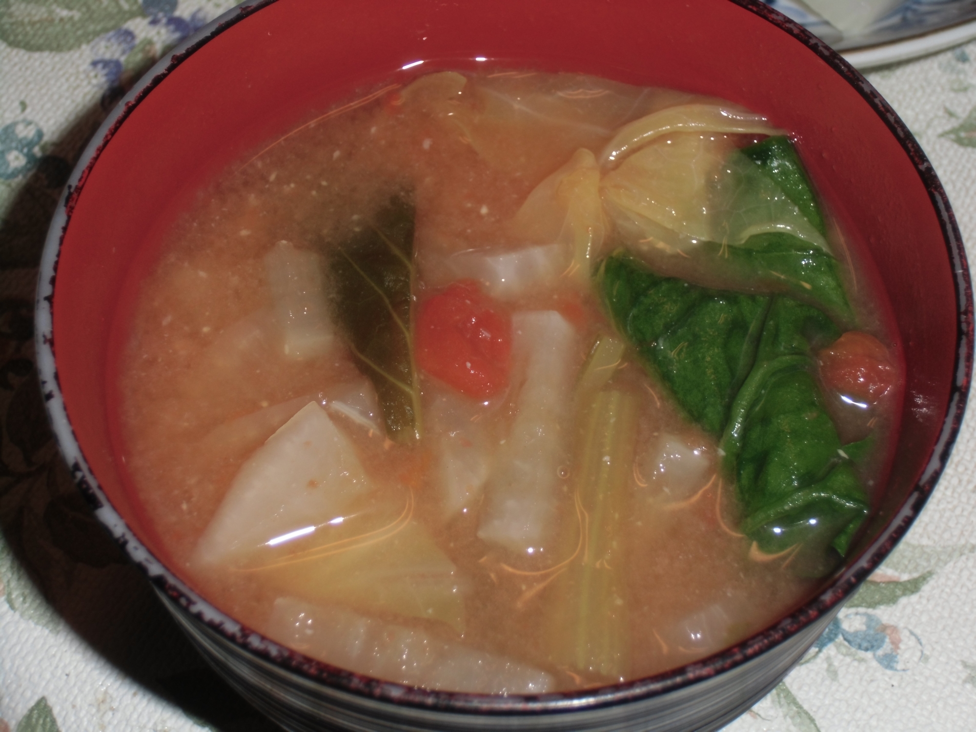 カブ使い切り野菜味噌汁の写真