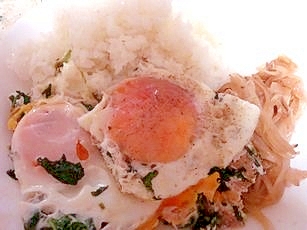 ツナ＆シソの半熟目玉焼きと玉ねぎのワンプレートご飯の写真