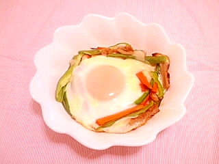 ピーマンと人参の目玉焼きの写真