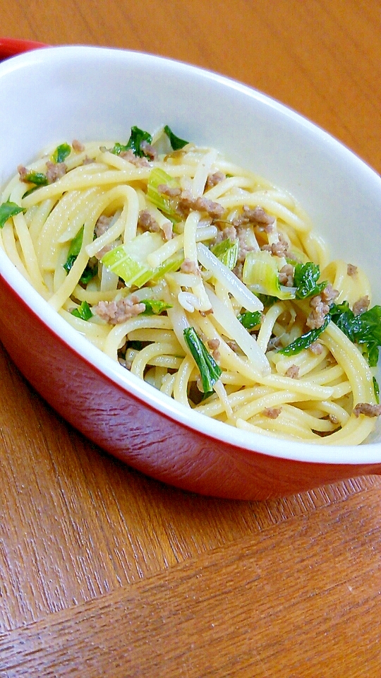 挽き肉とセロリとモヤシの醤油パスタの写真