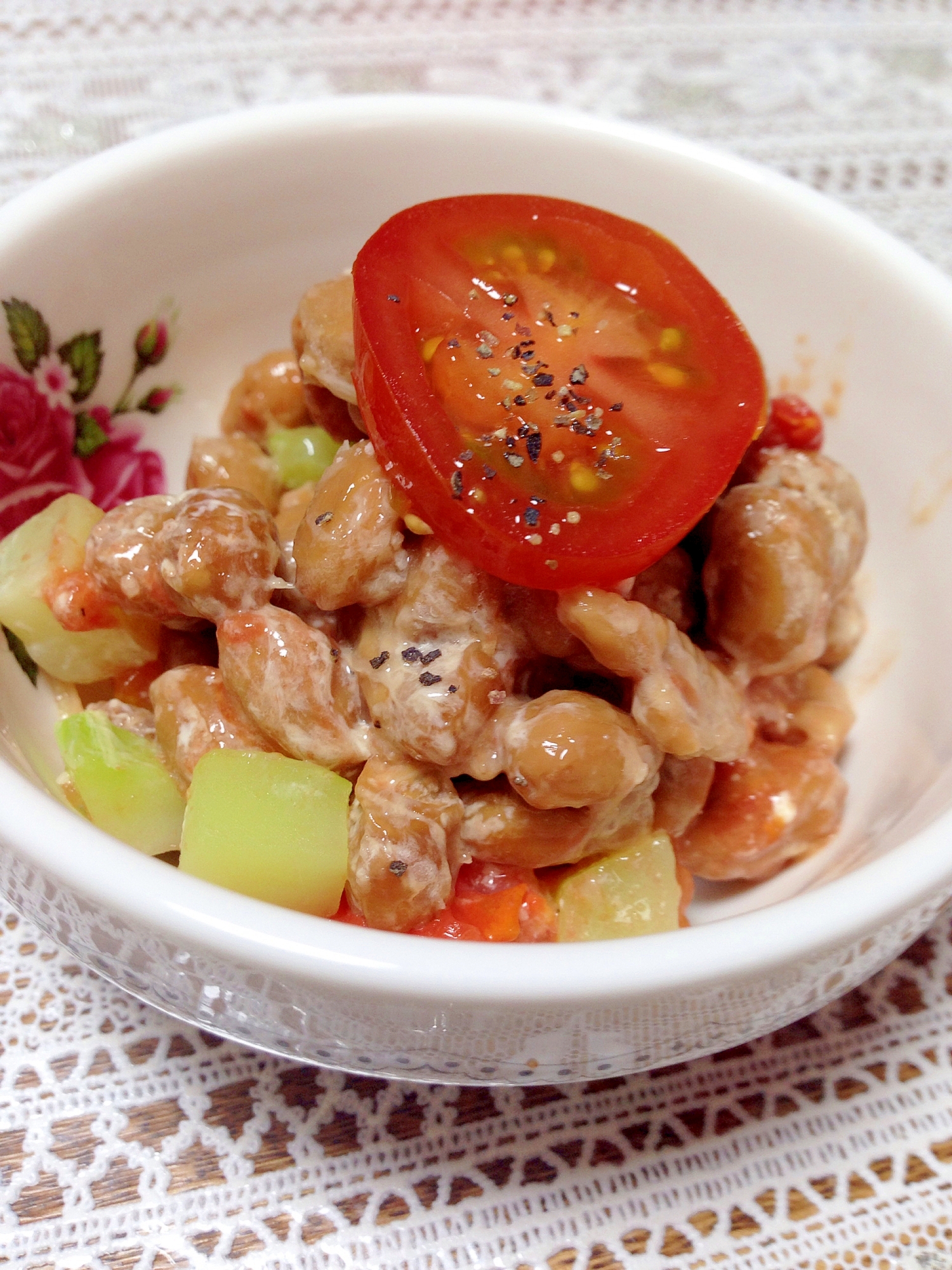ブロッコリーの茎とミニトマトの納豆の写真