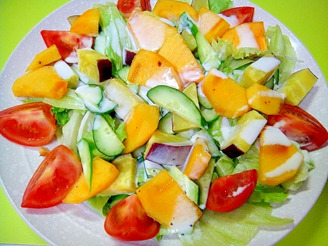 柿とさつまいもレタスのサラダの写真