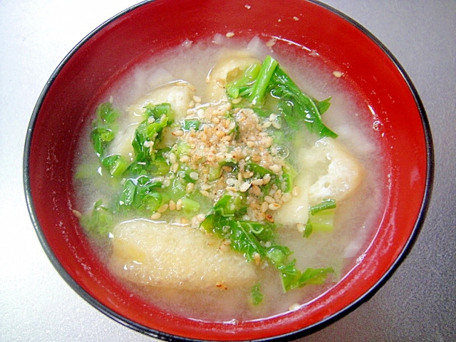 大根と油揚げのゴマ味噌汁の写真