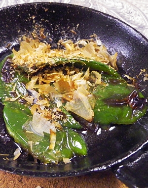 グリルパンで、ピーマンの酒醤油焼きの写真