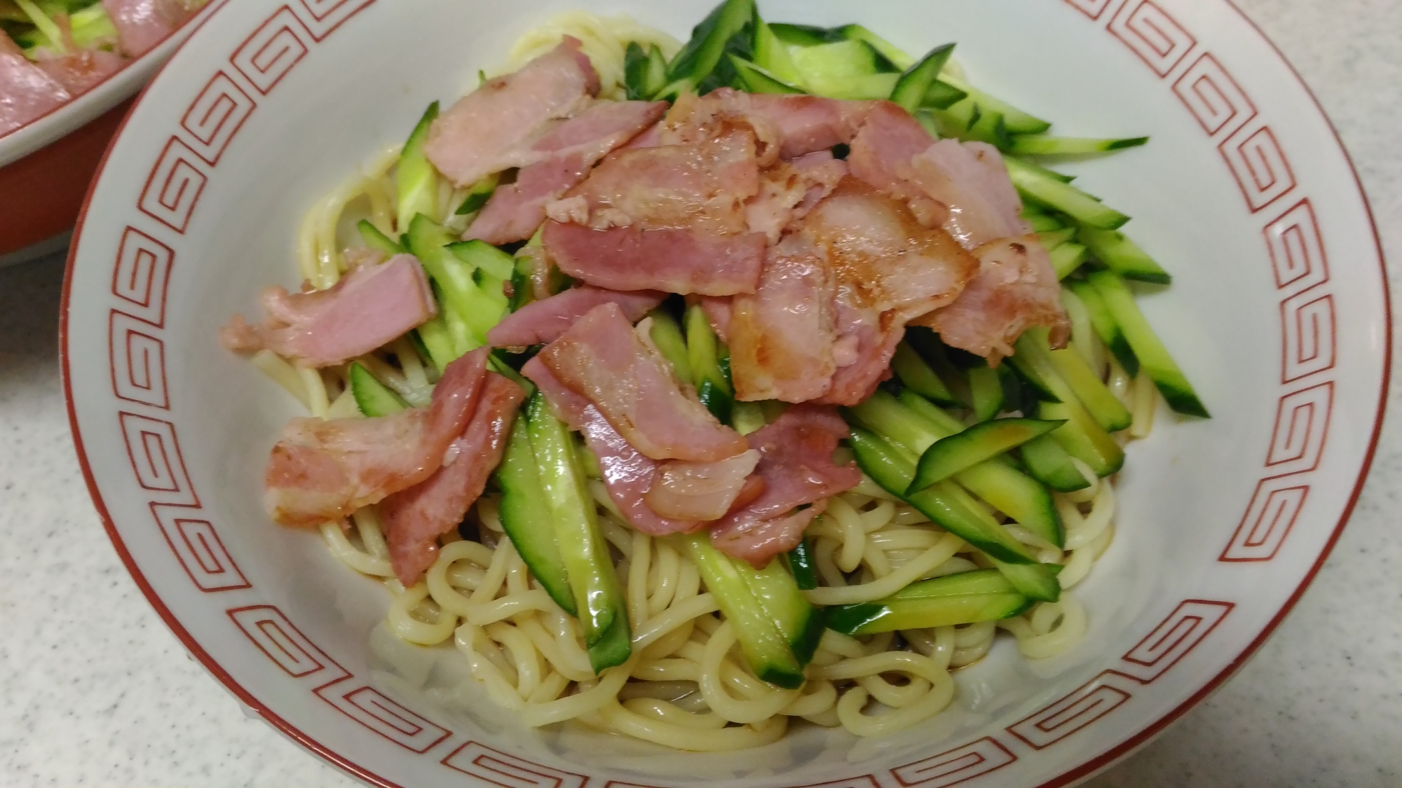 胡瓜とベーコンの冷やし麺の写真