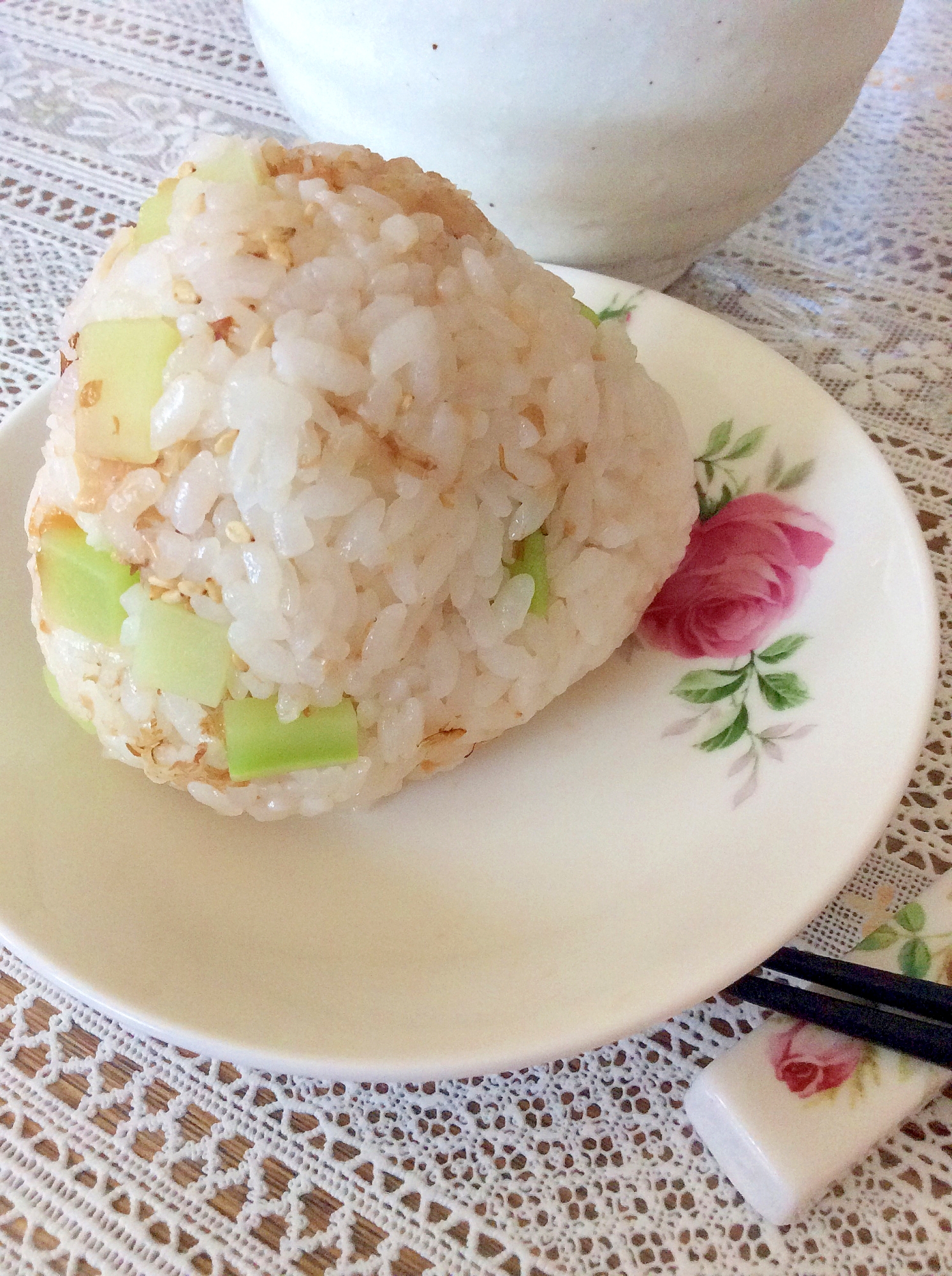 ブロッコリーの茎と梅干しのおにぎりの写真