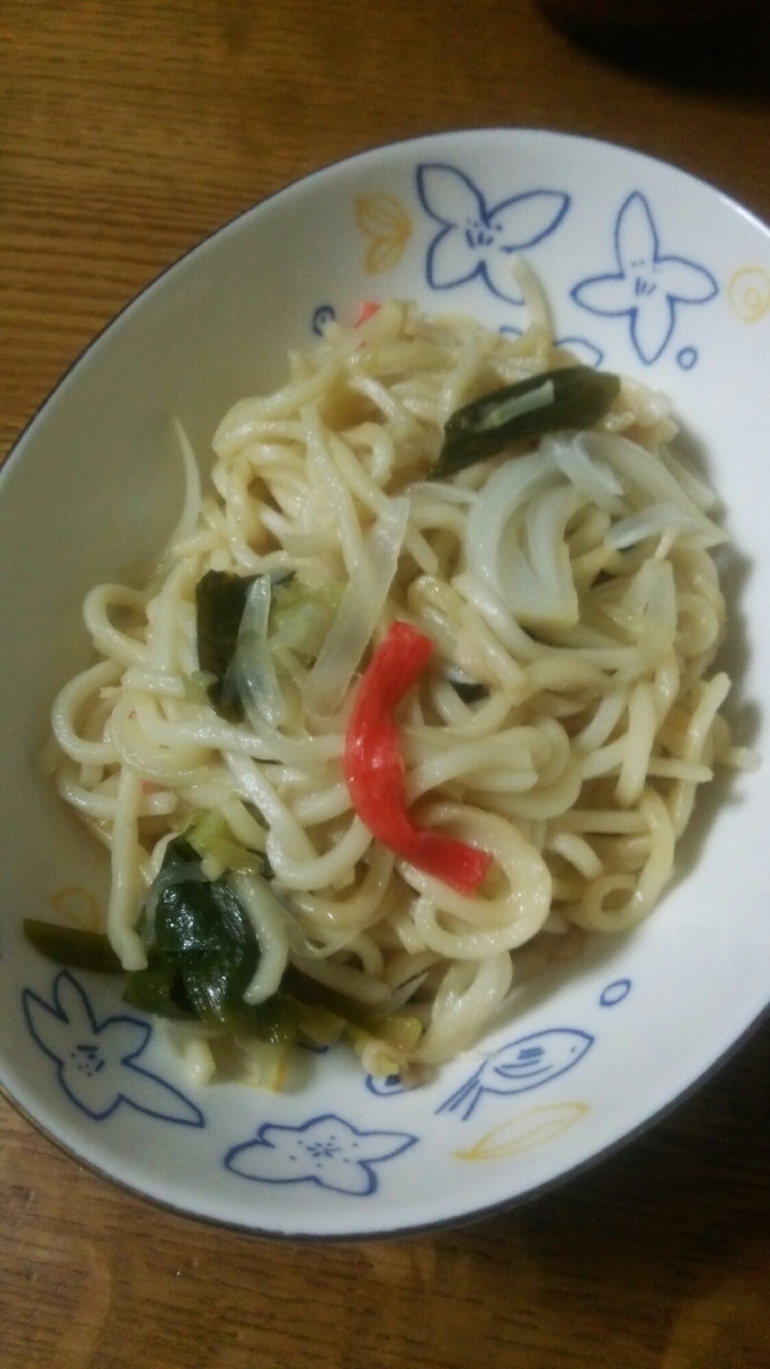 葉つき新玉ねぎとカニカマの焼きそばの写真