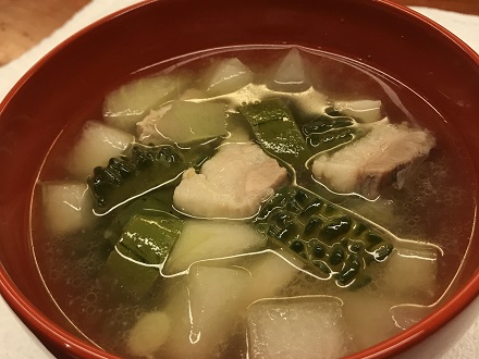 沖縄のうまみがたっぷり！トウガンのスープの写真