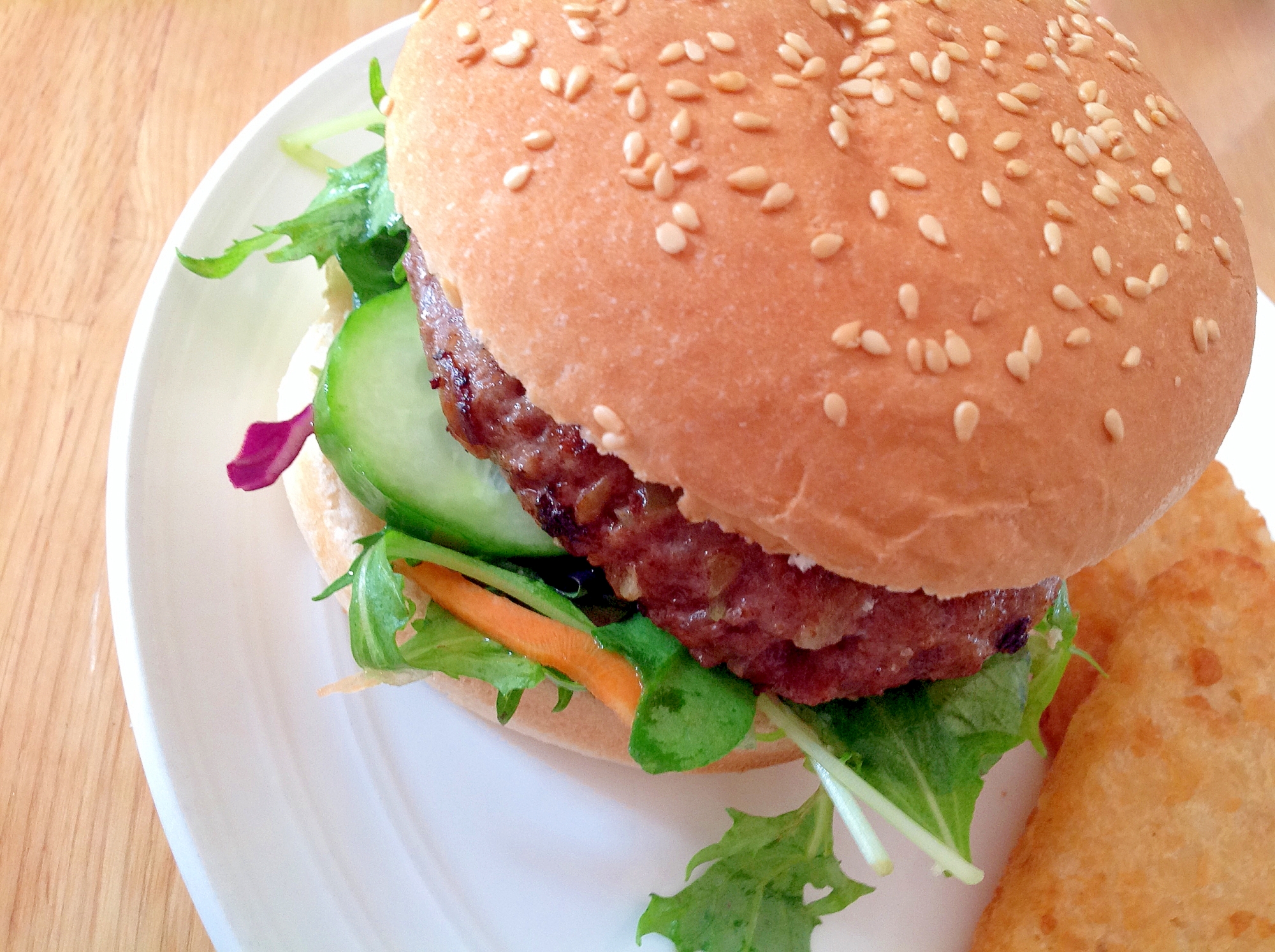 生野菜たっぷりのハンバーガーの写真