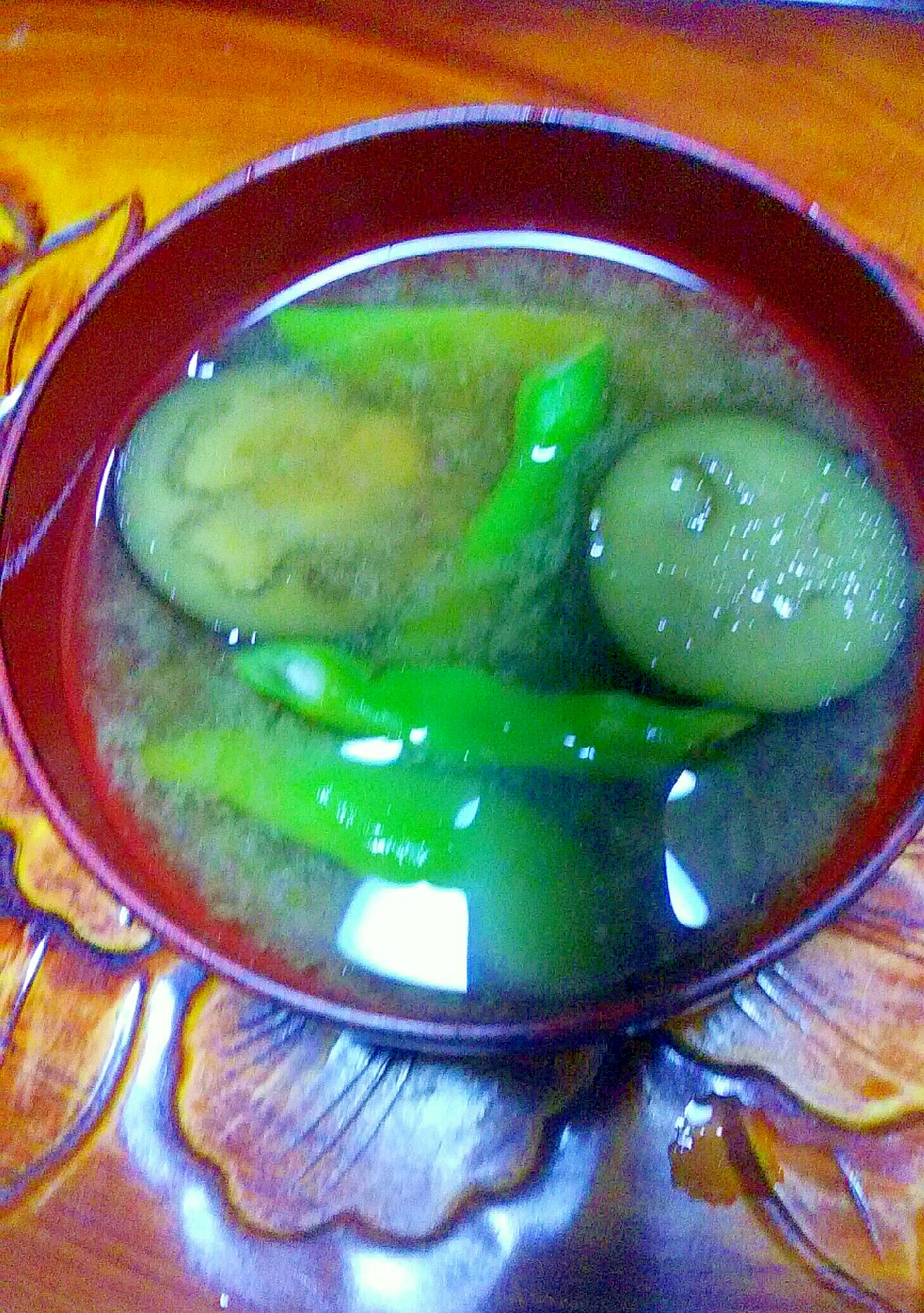 ナスとスナップエンドウの味噌汁の写真