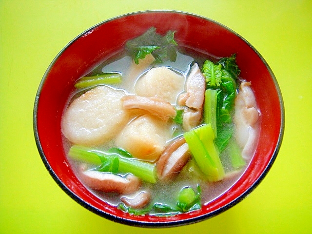 かき菜と椎茸焼き麩の味噌汁の写真